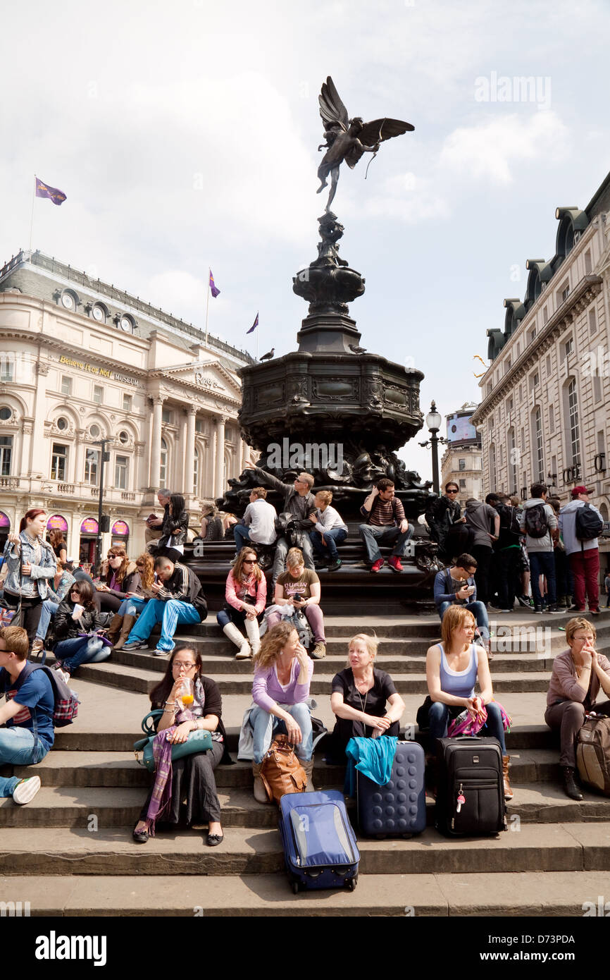 Una folla di persone intorno alla statua di Eros, Piccadilly Circus, Central London W1, Regno Unito Foto Stock