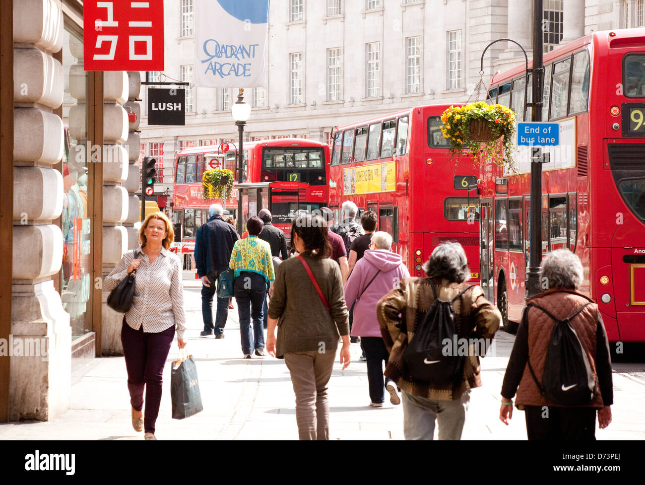 Regent Street scene di strada con la gente per lo shopping e gli autobus londinesi, central London W1, England Regno Unito Foto Stock