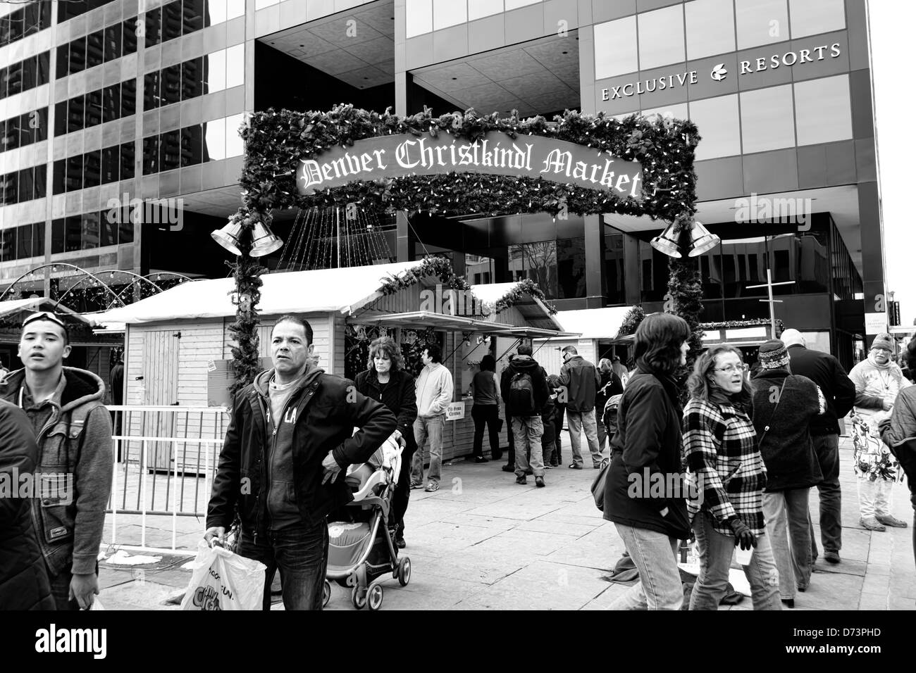 Negozio di visitatori a Denver Christkindl Mercato sulla 16th Street Mall Foto Stock