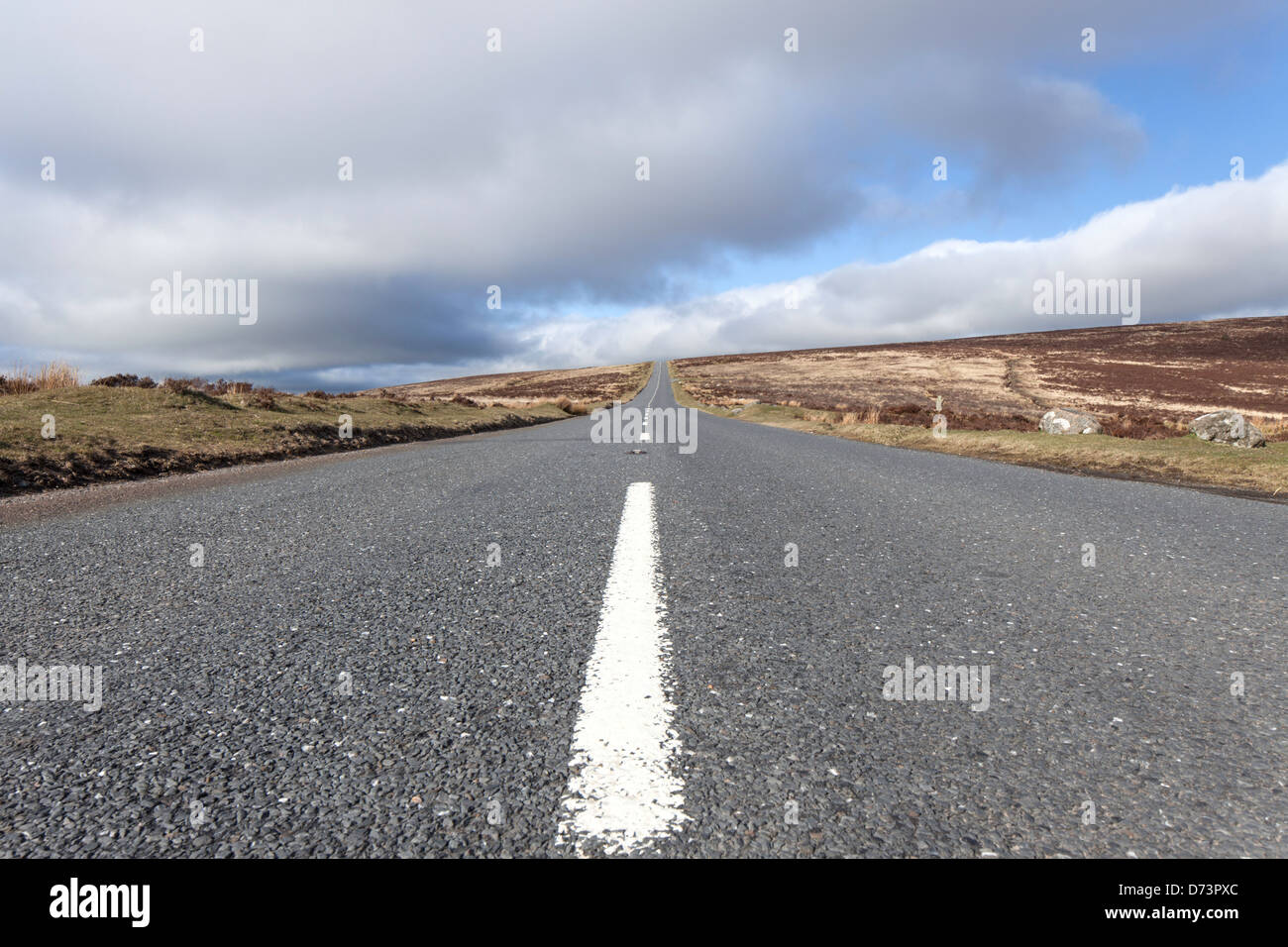 Svuotare moorland road, Dartmoor Devon England, Regno Unito Foto Stock