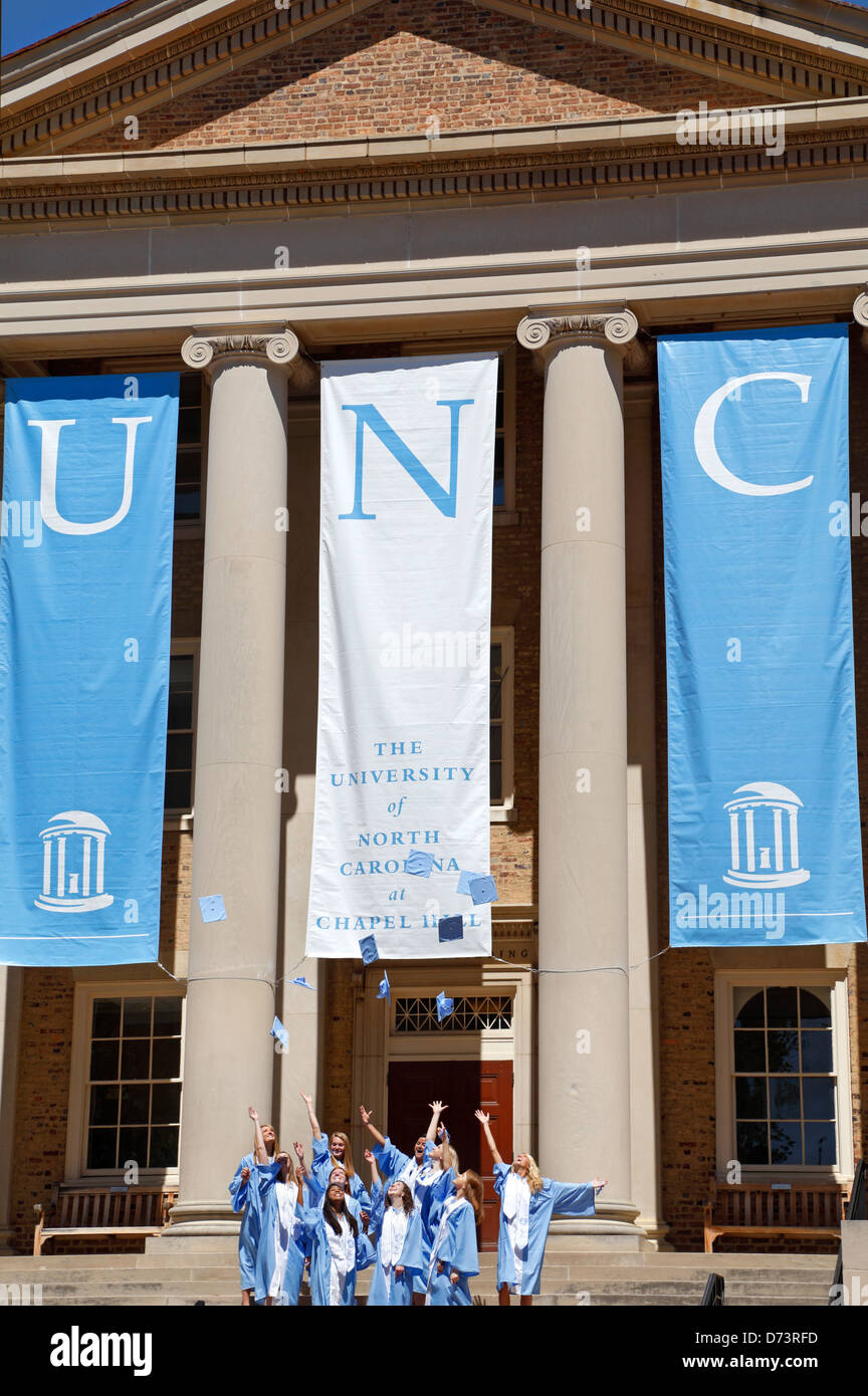 Università della North Carolina a Chapel Hill, UNC. Gli studenti in abiti di graduazione sui passi dell'edificio a sud. Foto Stock