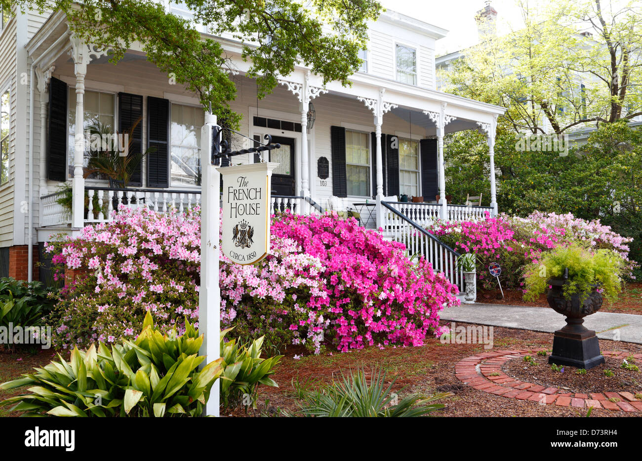 Wilmington, Carolina del Nord, NC. La casa francese, una casa storica nel centro cittadino, con rosa fioritura azalee. Foto Stock