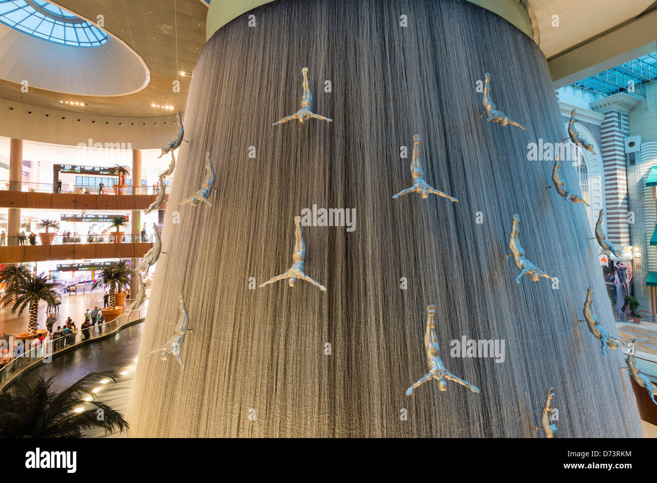 Cascata all'interno del centro commerciale di Dubai negli Emirati Arabi Uniti EMIRATI ARABI UNITI Foto Stock