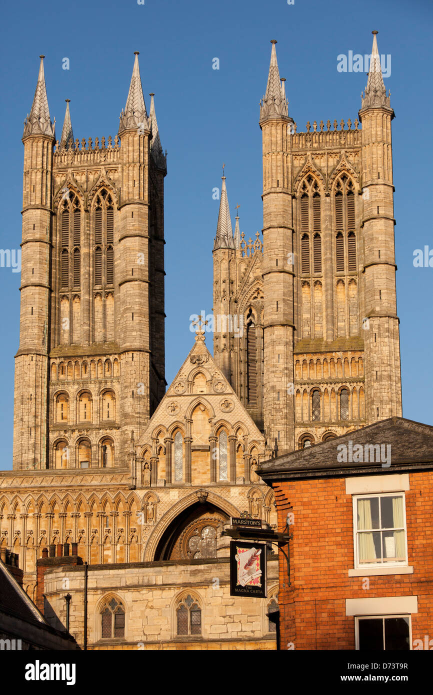 Cattedrale di Lincoln, bagnata in tarda serata aprile luce. Foto Stock