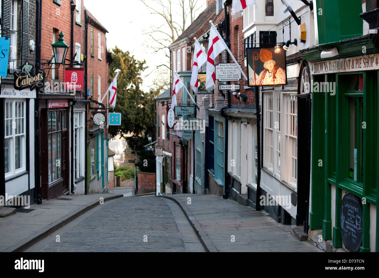 Ripida collina è una meta turistica molto street nel centro storico della città di Lincoln, Lincolnshire, Inghilterra. Foto Stock