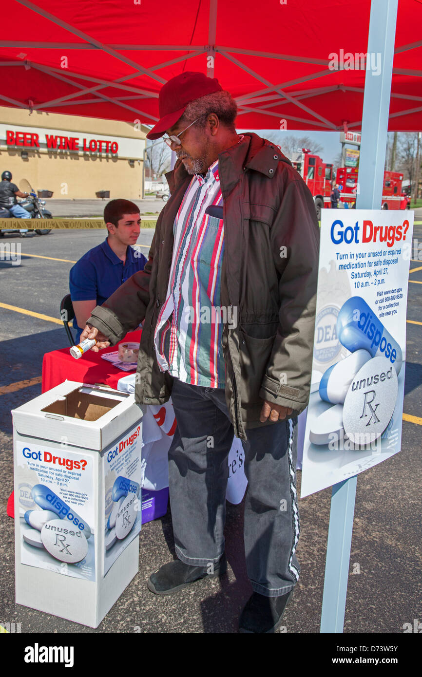 Inkster, Michigan - un uomo scende indesiderati farmaci di prescrizione per smaltimento durante la prescrizione nazionale Take-Back farmaco al giorno. L'evento è stato sponsorizzato dal governo degli STATI UNITI La Drug Enforcement Administration per fornire un mezzo sicuro di smaltimento delle eccedenze di farmaci che possono essere pericolosi o abusi. Foto Stock