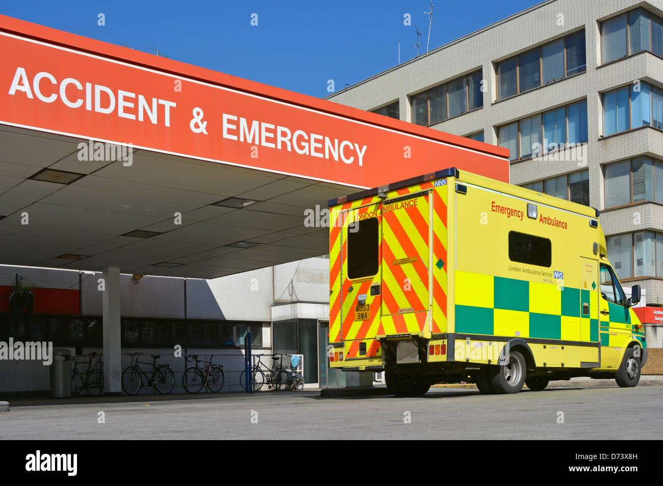 Ambulanza sanitaria al di fuori del NHS ospedale incidente & emergenza dipartimento Londra Inghilterra Regno Unito Foto Stock