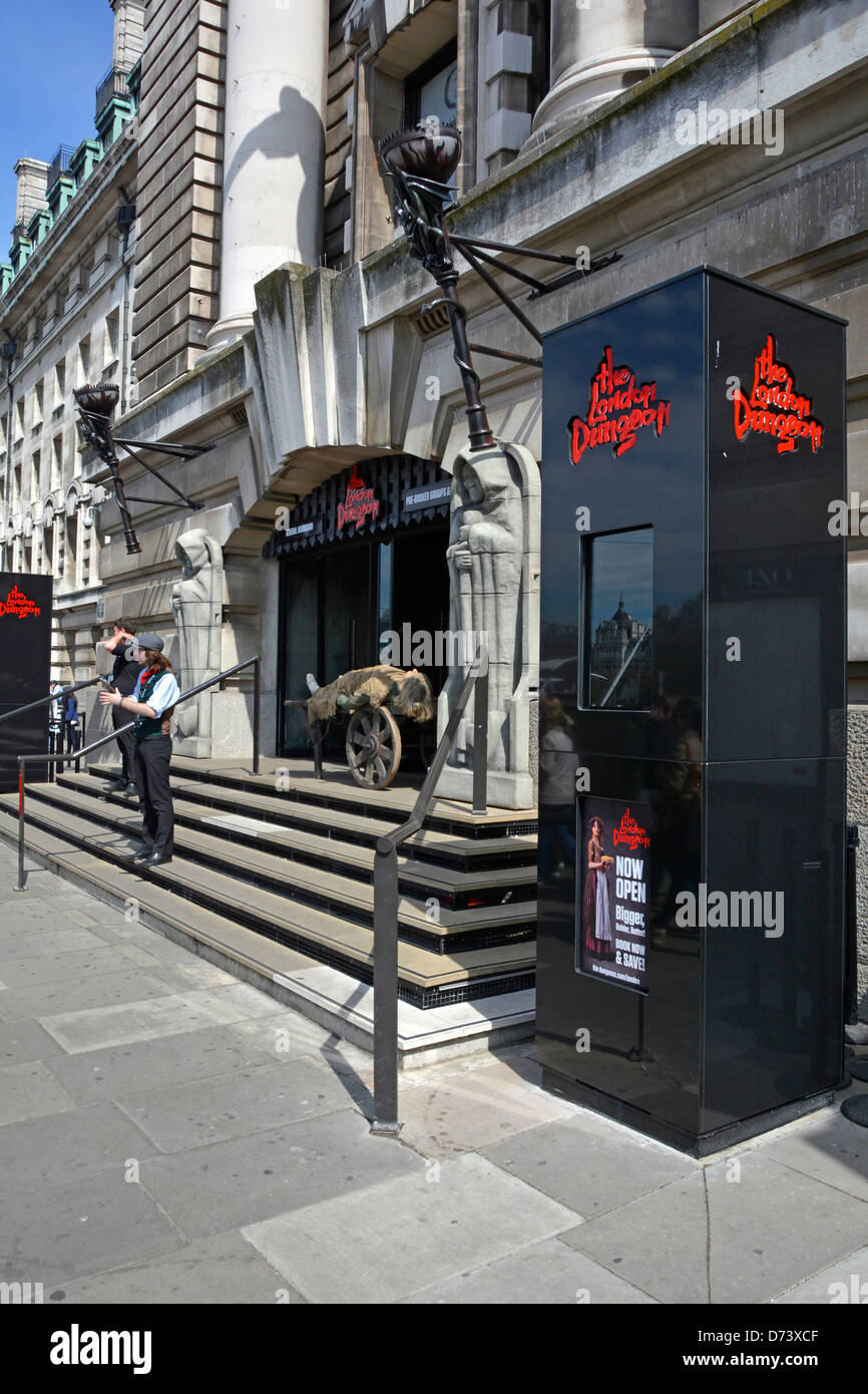 Segni al di fuori il County Hall ingresso al New London Dungeon sulla banca del sud Foto Stock