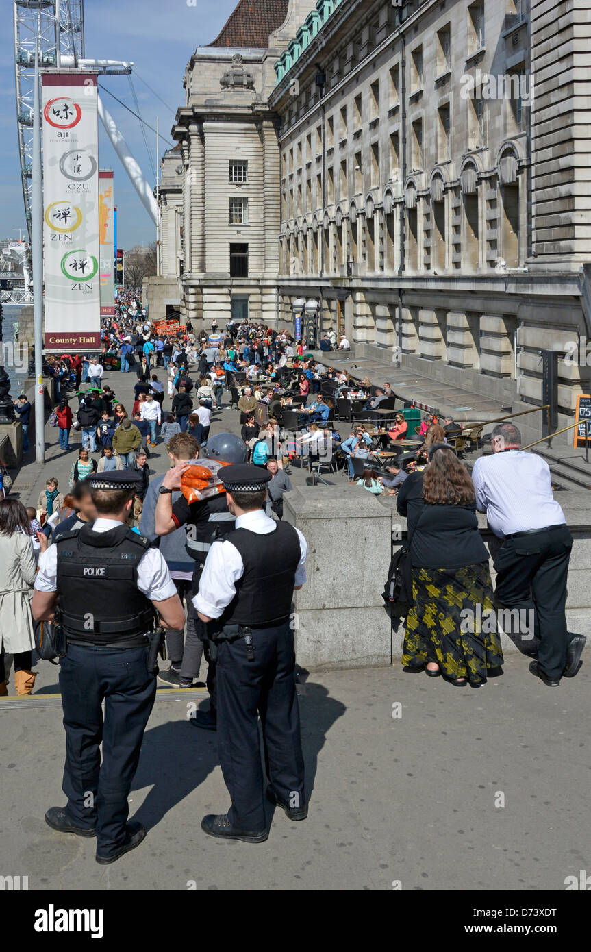 County Hall edificio sulla banca del sud e i turisti con il metropolita di due agenti di polizia di pattuglia Foto Stock