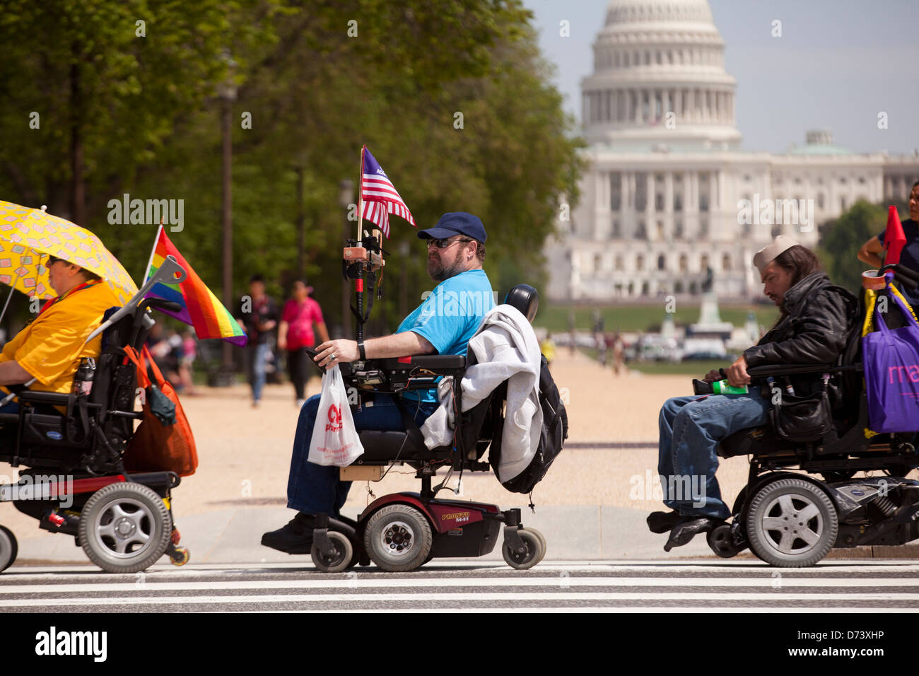 Le persone disabili in carrozzina attraversando la strada - Washington DC, Stati Uniti d'America Foto Stock