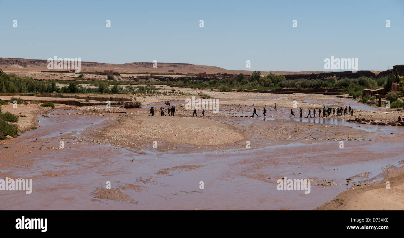 Pietre miliari su Ounila fiume. Foto Stock