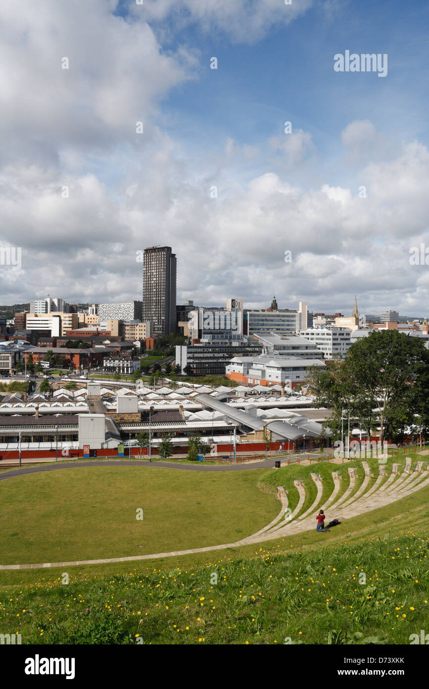 Vista panoramica dello skyline del centro di Sheffield e dell'anfiteatro dietro la stazione ferroviaria Foto Stock