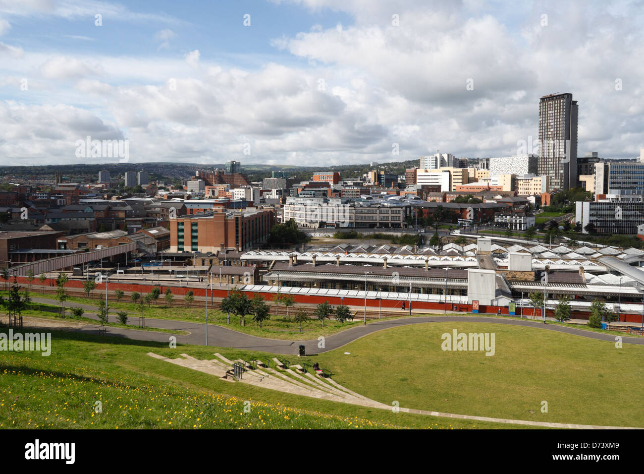 Vista panoramica del centro di Sheffield, dell'Inghilterra, dell'anfiteatro e della stazione ferroviaria. Paesaggio urbano urbano della città britannica Foto Stock
