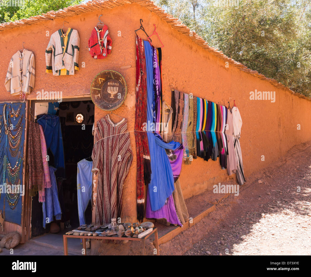 Ait Ben Haddou, vicino a Ouarzazate, Marocco - villaggio storico, fort, casbah e set cinematografico. Unesco patrimonio dell'umanità. Trading colorati. Foto Stock