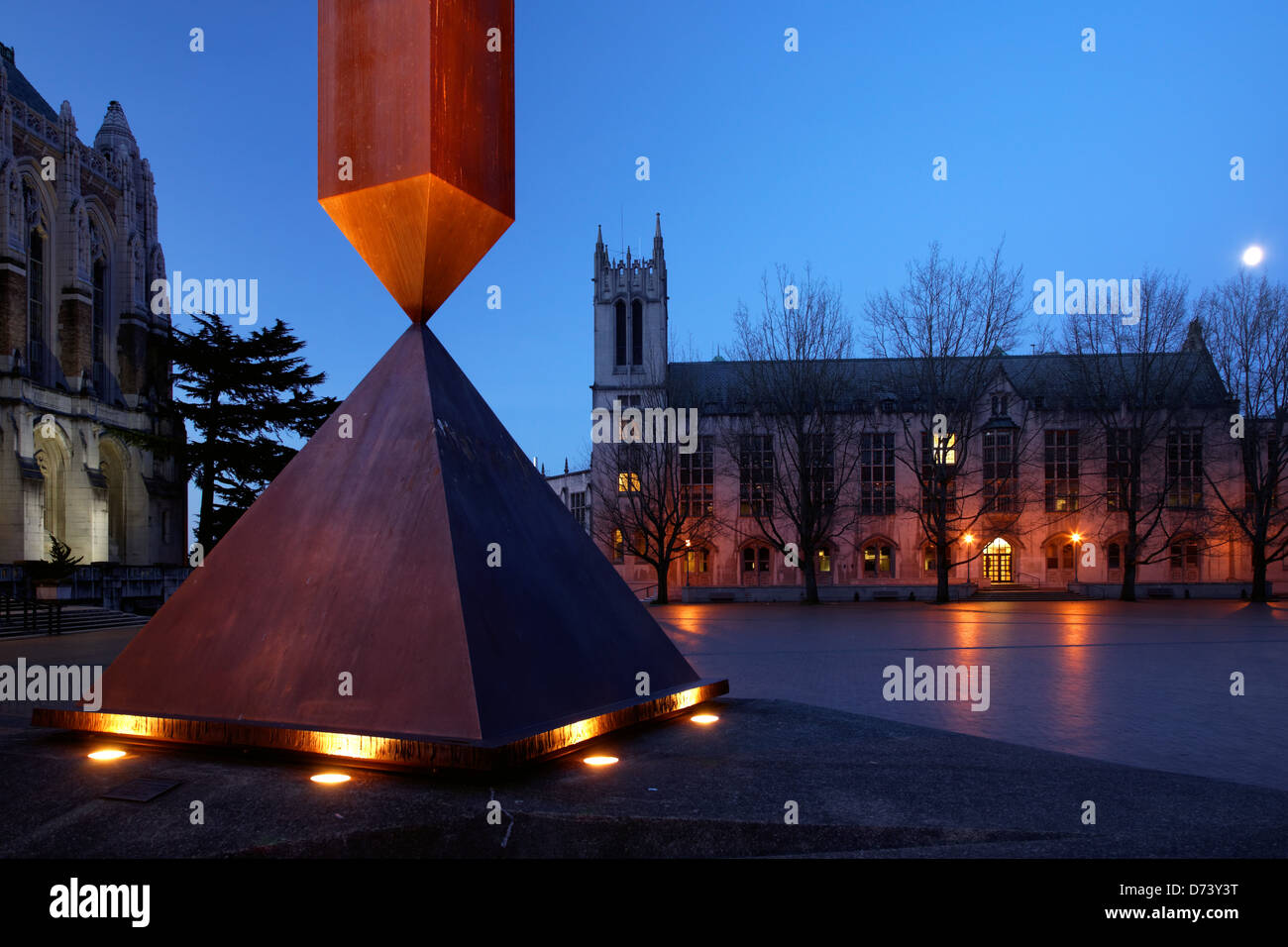 Biblioteca Suzzallo, Gerberding Hall e rotture di obelisco in Piazza Rossa al crepuscolo, Università di Washington, Seattle, Washington Foto Stock