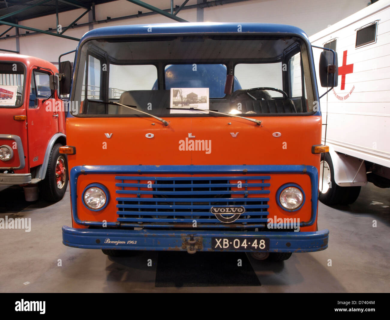 La Volvo 4751 Gulf del 1963 è un raro modello del produttore svedese, noto per la sua caratteristica livrea a olio del Golfo. Progettata per le corse automobilistiche, questa variante Volvo è stata costruita per eventi su pista ad alte prestazioni, dimostrando le capacità ingegneristiche di Volvo negli sport motoristici. Foto Stock