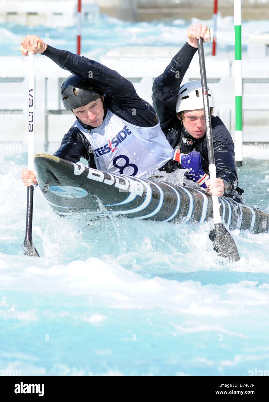 Hertfordshire, Regno Unito. Il 27 aprile 2013. Sam Ibbotson e Dan Evans. C2 gli uomini. GB di Canoa Slalom selezione della squadra. Lea Valley White Water Centro. Credito: Sport In immagini/Alamy Live News Foto Stock