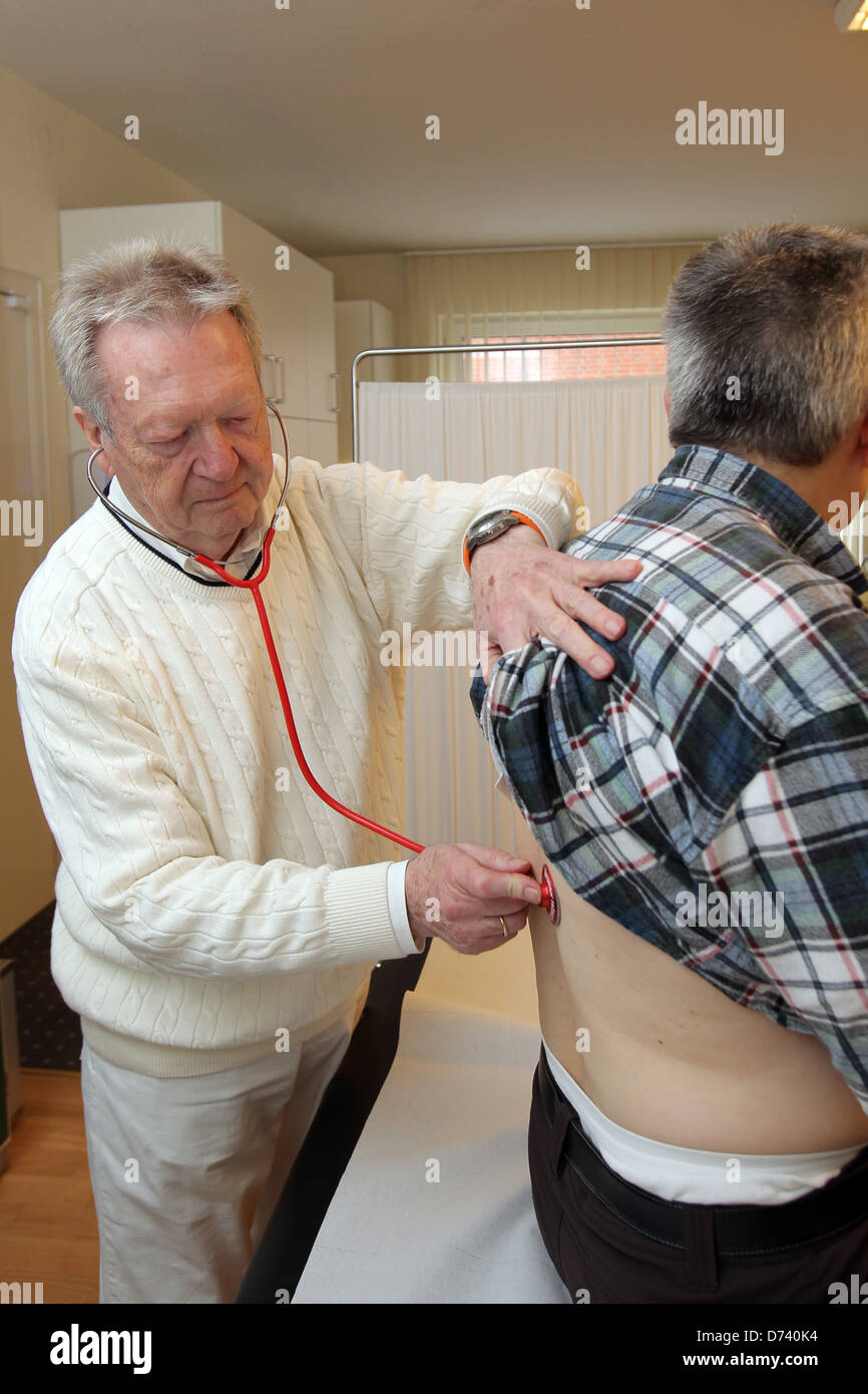 Bad Segeberg, Germania, Uwe pensatore esamina un paziente nella sua pratica senza limiti Foto Stock