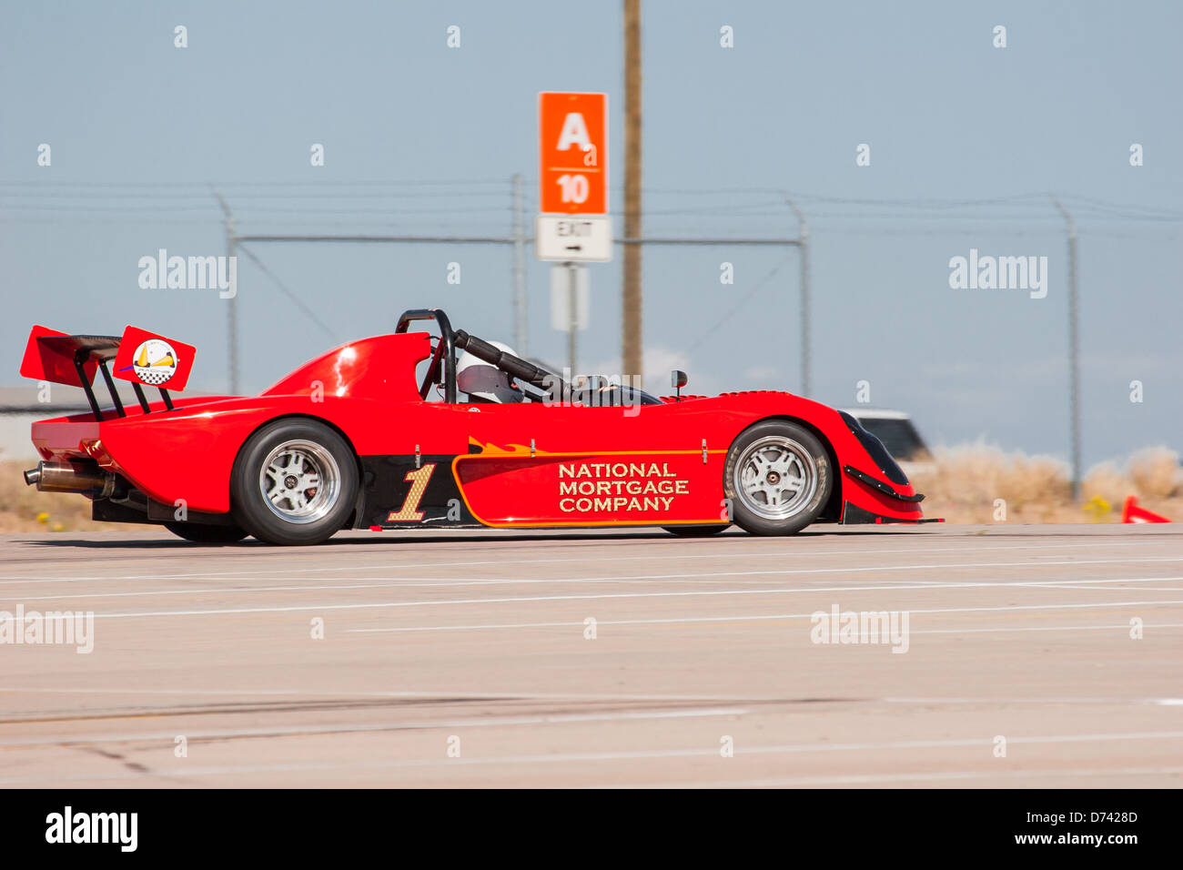 Un 2000 arancione Pro-Sport radicale B-modificato ruota open race car in una gara di autocross Foto Stock