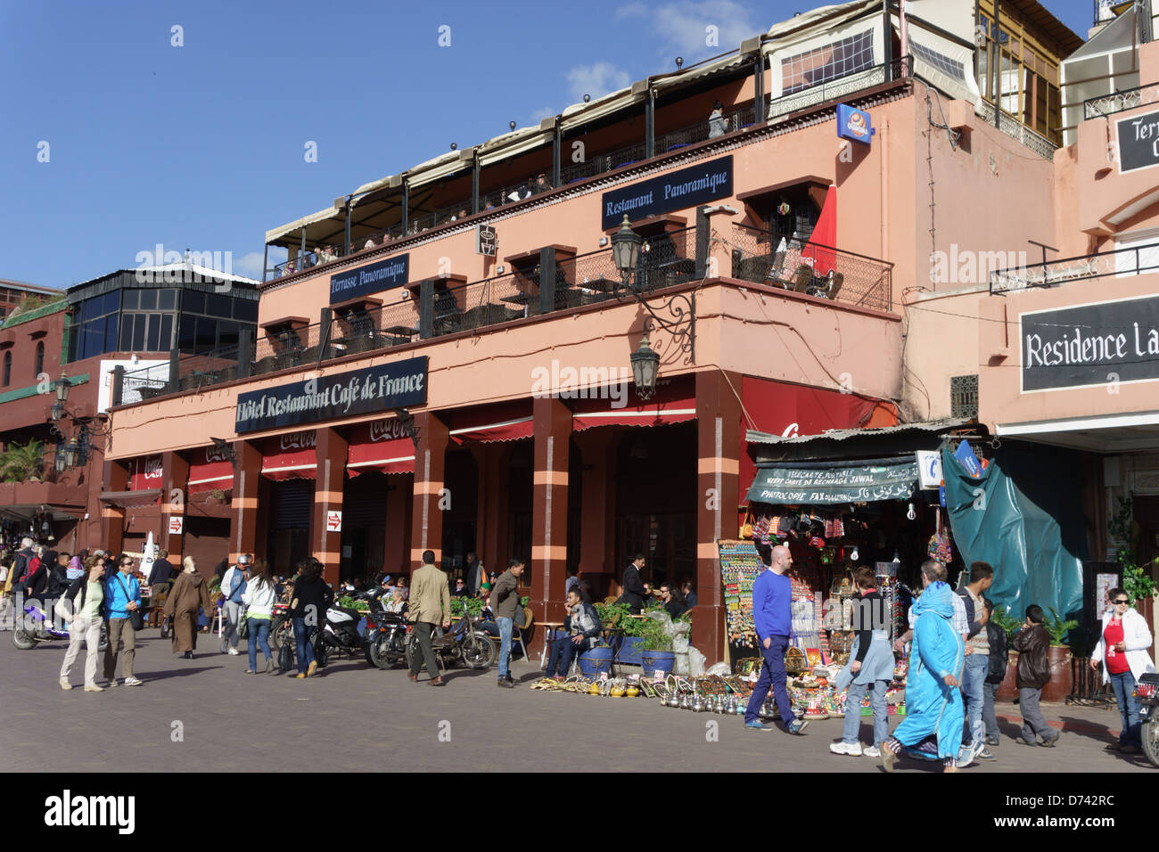 Marrakech - il Café de France balconied famoso café francese in Djemaa el Fna piazza principale. Foto Stock