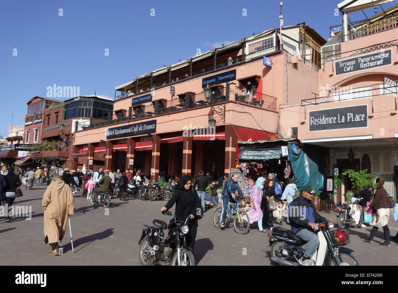 Marrakech - il Café de France balconied famoso café francese in Djemaa el Fna piazza principale. Foto Stock