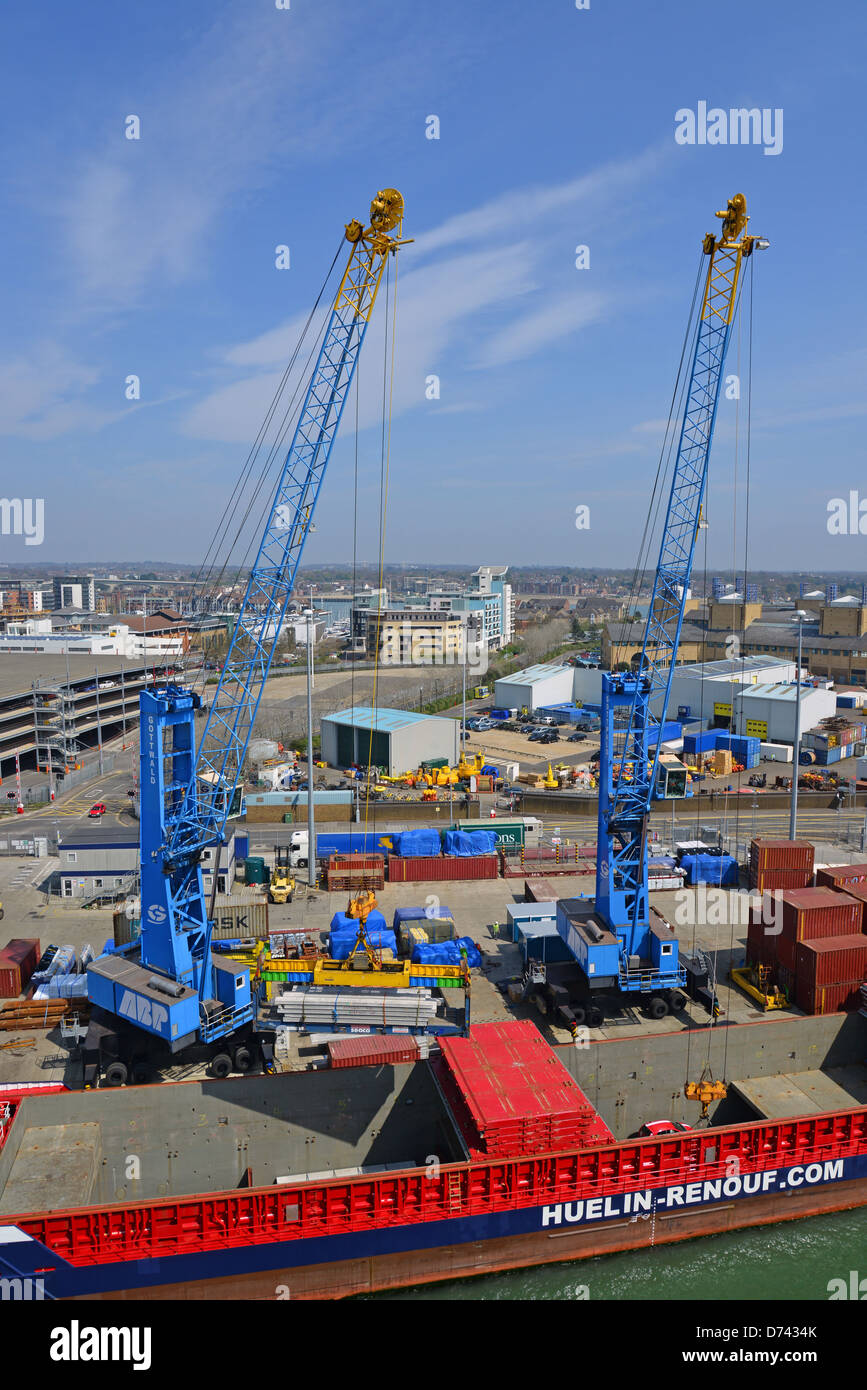 Gru il caricamento di container su Huelin Renouf nave portacontainer, Porto di Southampton Southampton, Hampshire, Inghilterra, Regno Unito Foto Stock