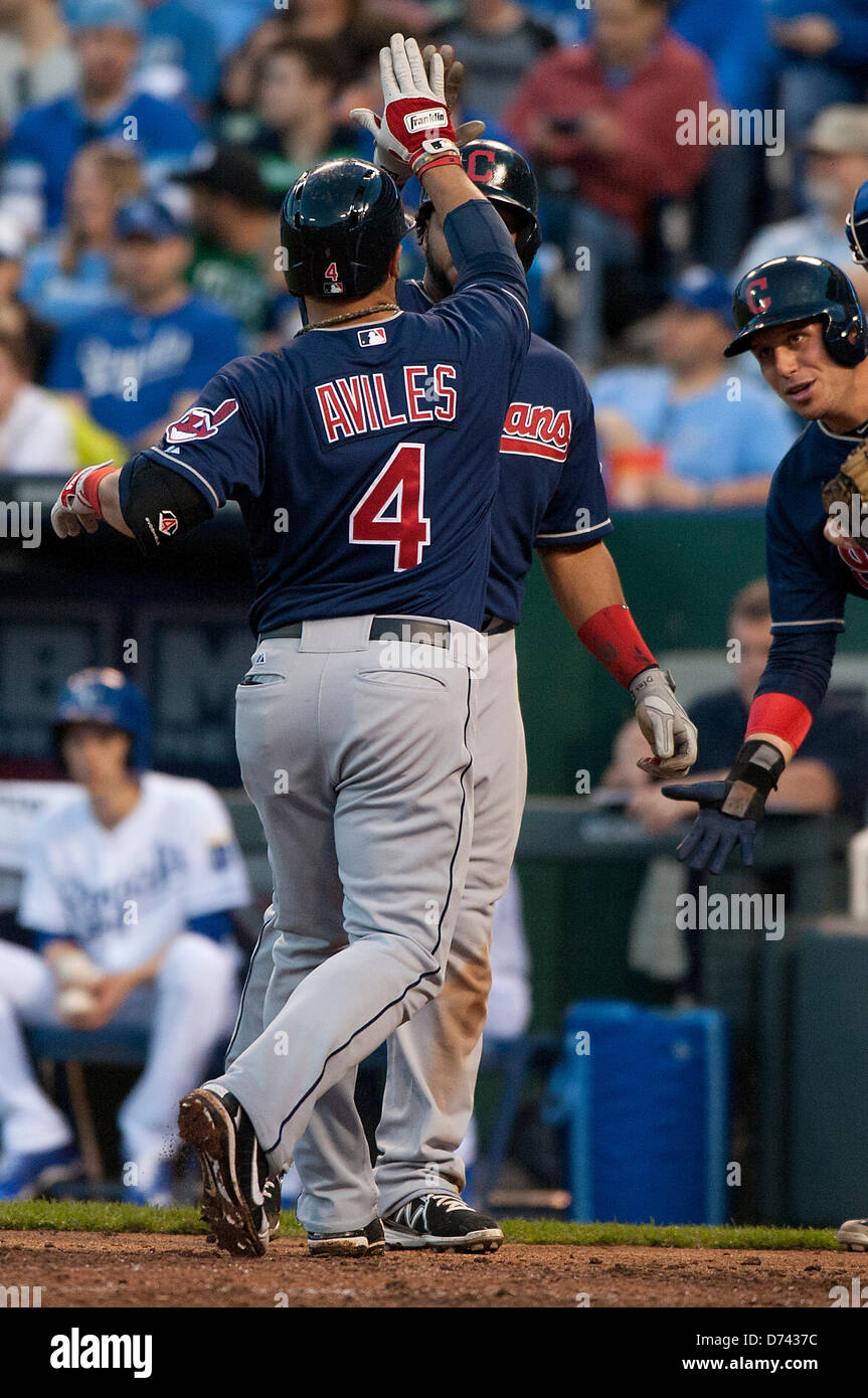 Kansas City, MO, Stati Uniti. Aprile 28, 2013. Cleveland Indians interbase Mike Aviles #4 festeggia con il suo compagno di squadra Carlos Santana #41 e Michael Brantley #23 dopo aver colpito un home run nel secondo gioco della doppia testata tra i Cleveland Indians e il Kansas City Royals presso Kauffman Stadium di Kansas City, MO il 28 aprile 2013. Credito: Cal Sport Media /Alamy Live News Foto Stock