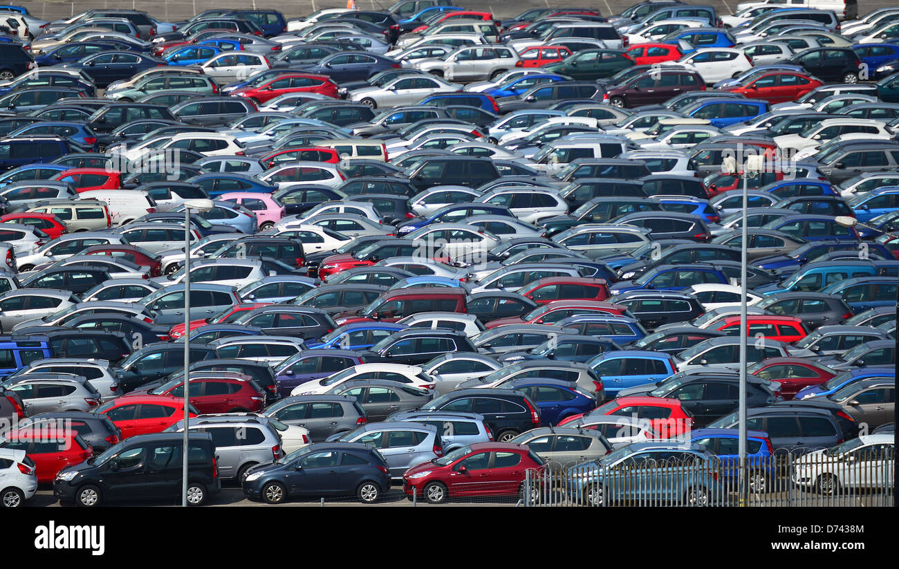 Di recente le automobili importate parcheggiato al Porto di Southampton Southampton, Hampshire, Inghilterra, Regno Unito Foto Stock