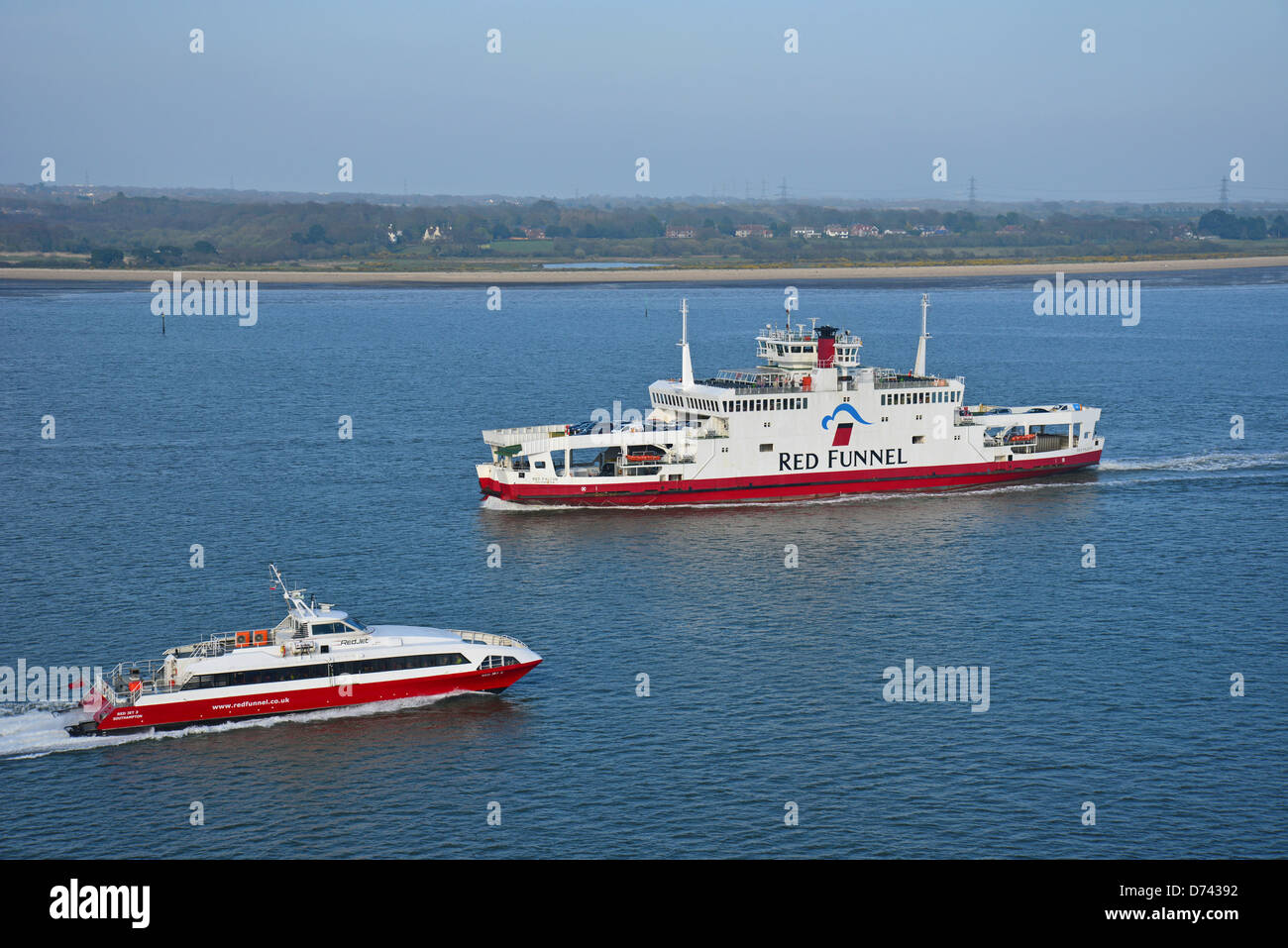Imbuto Rosso Isle of Wight ferries, Porto di Southampton Southampton, Hampshire, Inghilterra, Regno Unito Foto Stock
