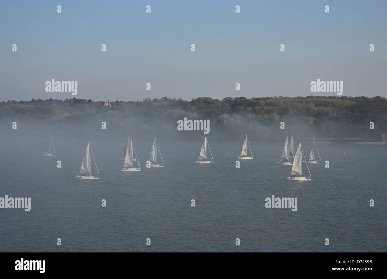 Yacht Race nella nebbia di Porto, Porto di Southampton Southampton, Hampshire, Inghilterra, Regno Unito Foto Stock