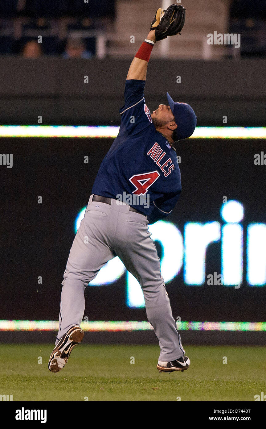 Kansas City, MO, Stati Uniti. Aprile 28, 2013. Cleveland Indians seconda basemen Mike Aviles #4 effettua una cattura nel secondo gioco della doppia testata tra i Cleveland Indians e il Kansas City Royals presso Kauffman Stadium di Kansas City, MO il 28 aprile 2013. Credito: Cal Sport Media /Alamy Live News Foto Stock