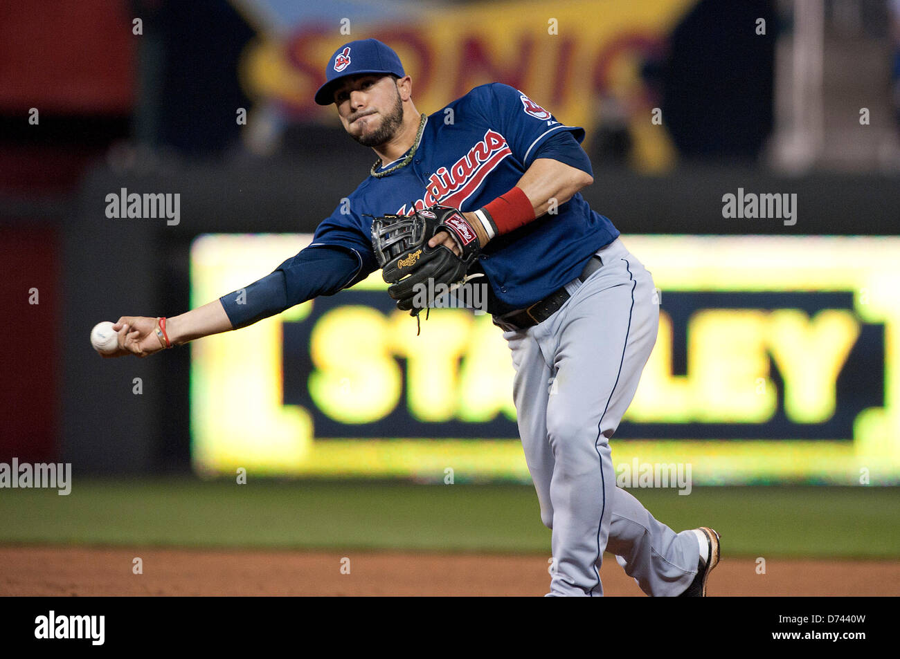 Kansas City, MO, Stati Uniti. Aprile 28, 2013. Cleveland Indians seconda basemen Mike Aviles #4 fa gettare il secondo gioco della doppia testata tra i Cleveland Indians e il Kansas City Royals presso Kauffman Stadium di Kansas City, MO il 28 aprile 2013. Credito: Cal Sport Media /Alamy Live News Foto Stock