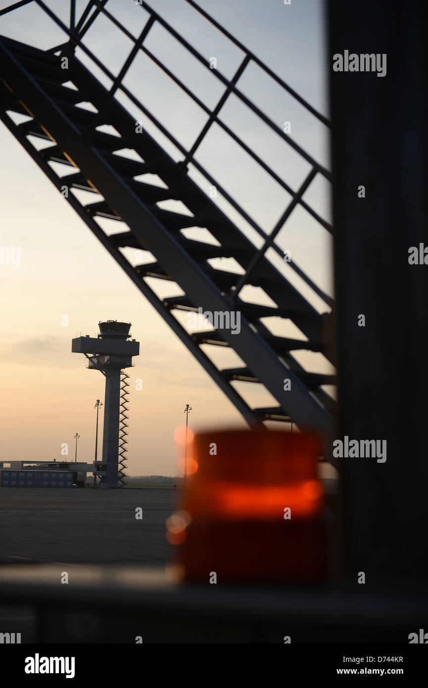 Schoenefeld, Germania, che si affaccia sulla torre di Berlin Brandenburg Airport Foto Stock