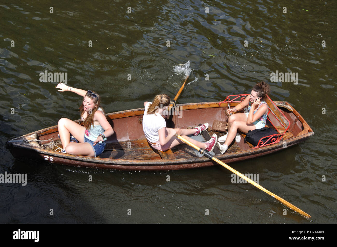 Tre ragazze in una barca a remi sul fiume Avon, Stratford upon Avon, Warwickshire, Inghilterra, Regno Unito Foto Stock