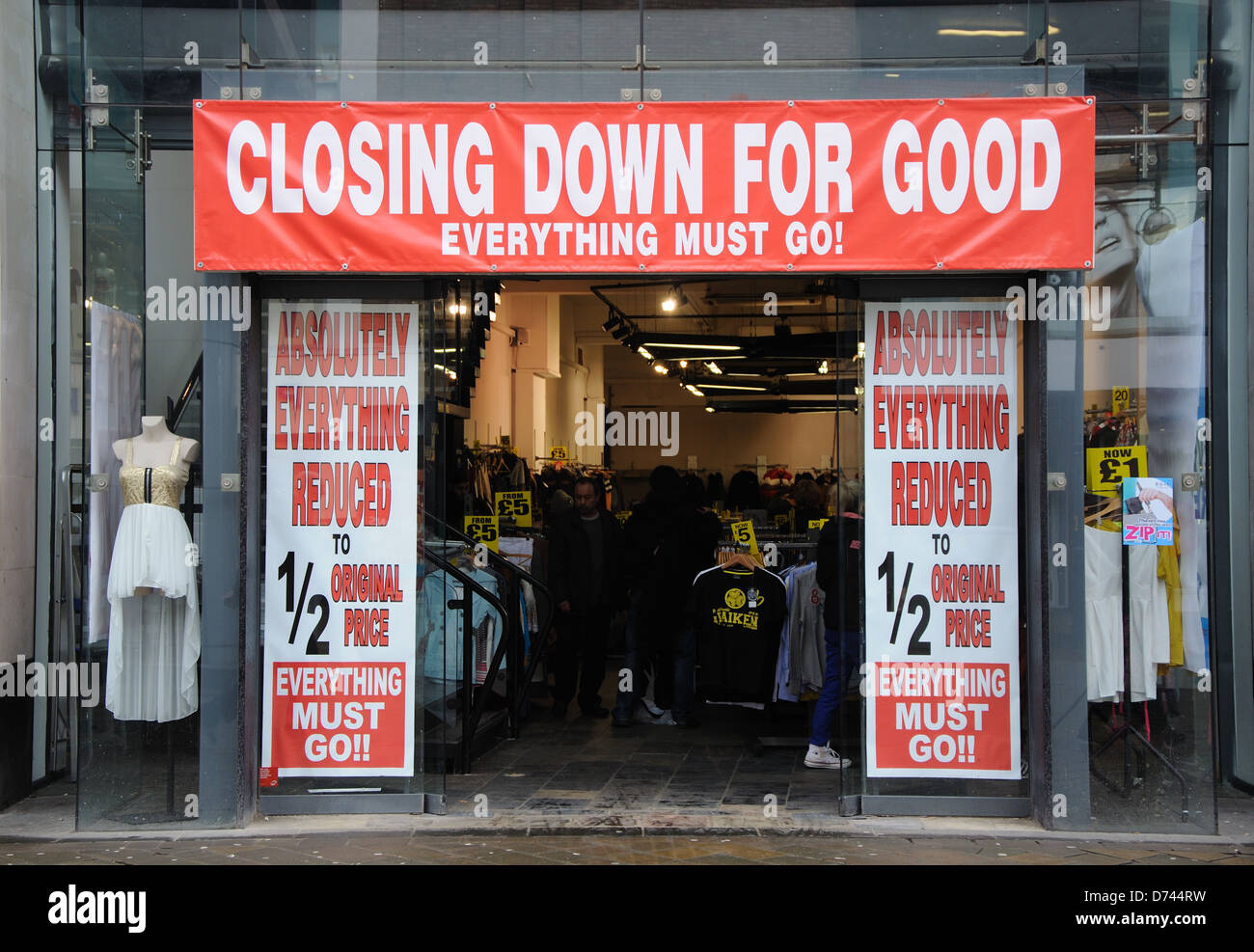 La chiusura verso il basso per una buona vendita, negozio di abbigliamento, Leicester, England, Regno Unito Foto Stock