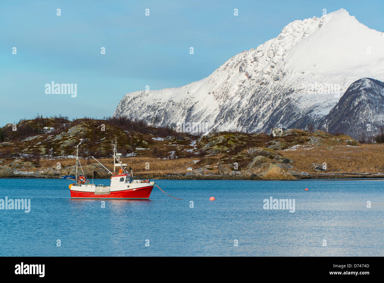 La pesca in barca ancorata in una baia in Sommarøy, Norvegia Foto Stock