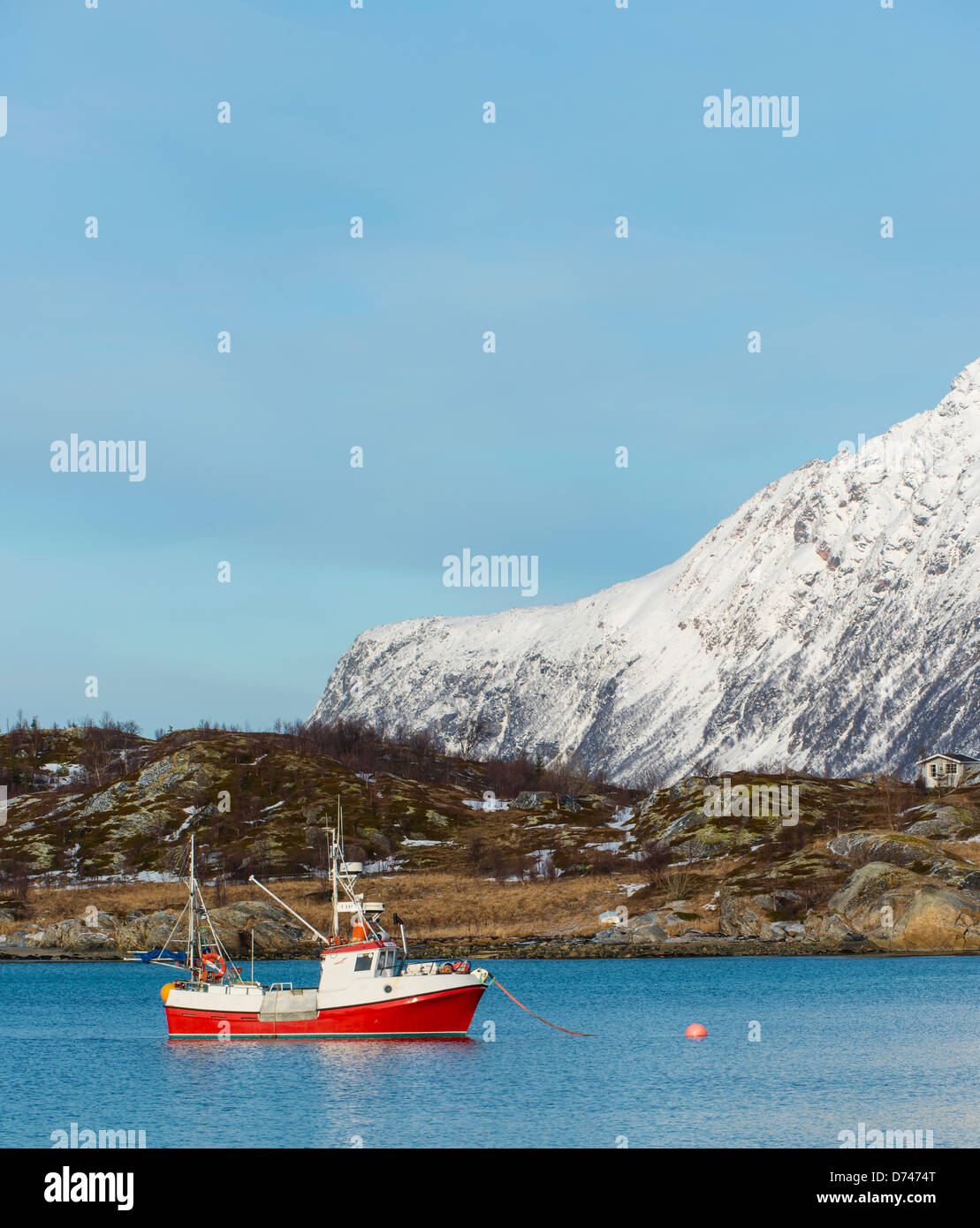 La pesca in barca ancorata in una baia in sommarøy, Norvegia Foto Stock