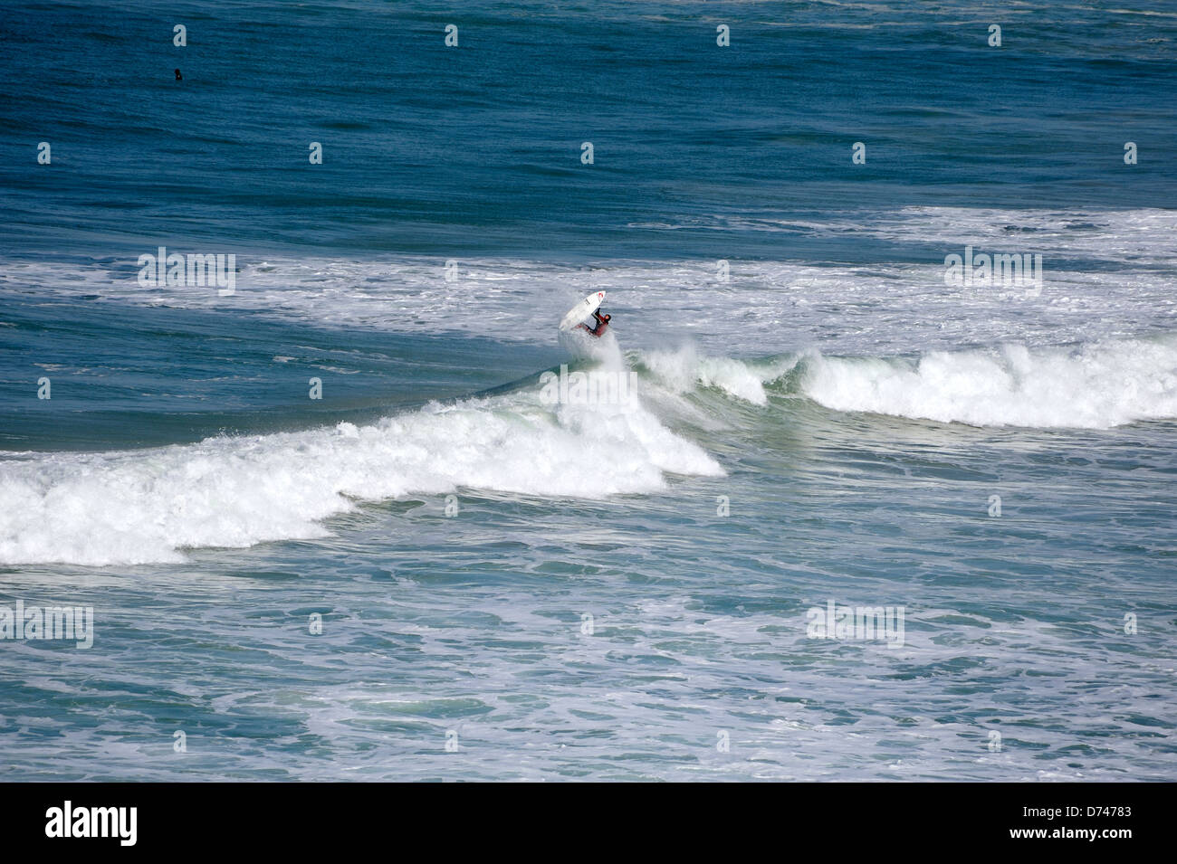 Surfer cavalcare un onda circa per asciugare Foto Stock