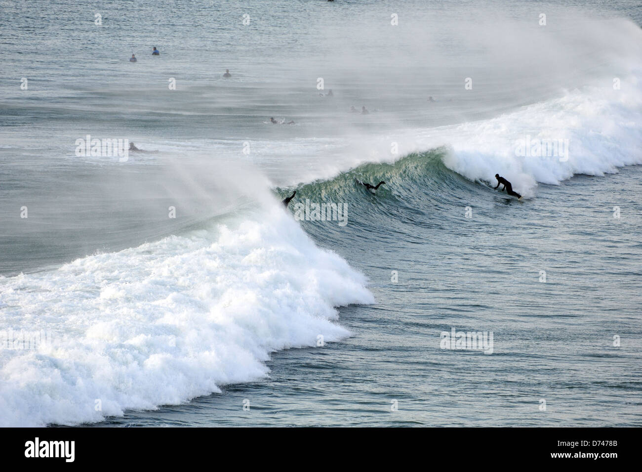 Surfisti cavalcare le onde a Fistral Beach Cornovaglia Foto Stock