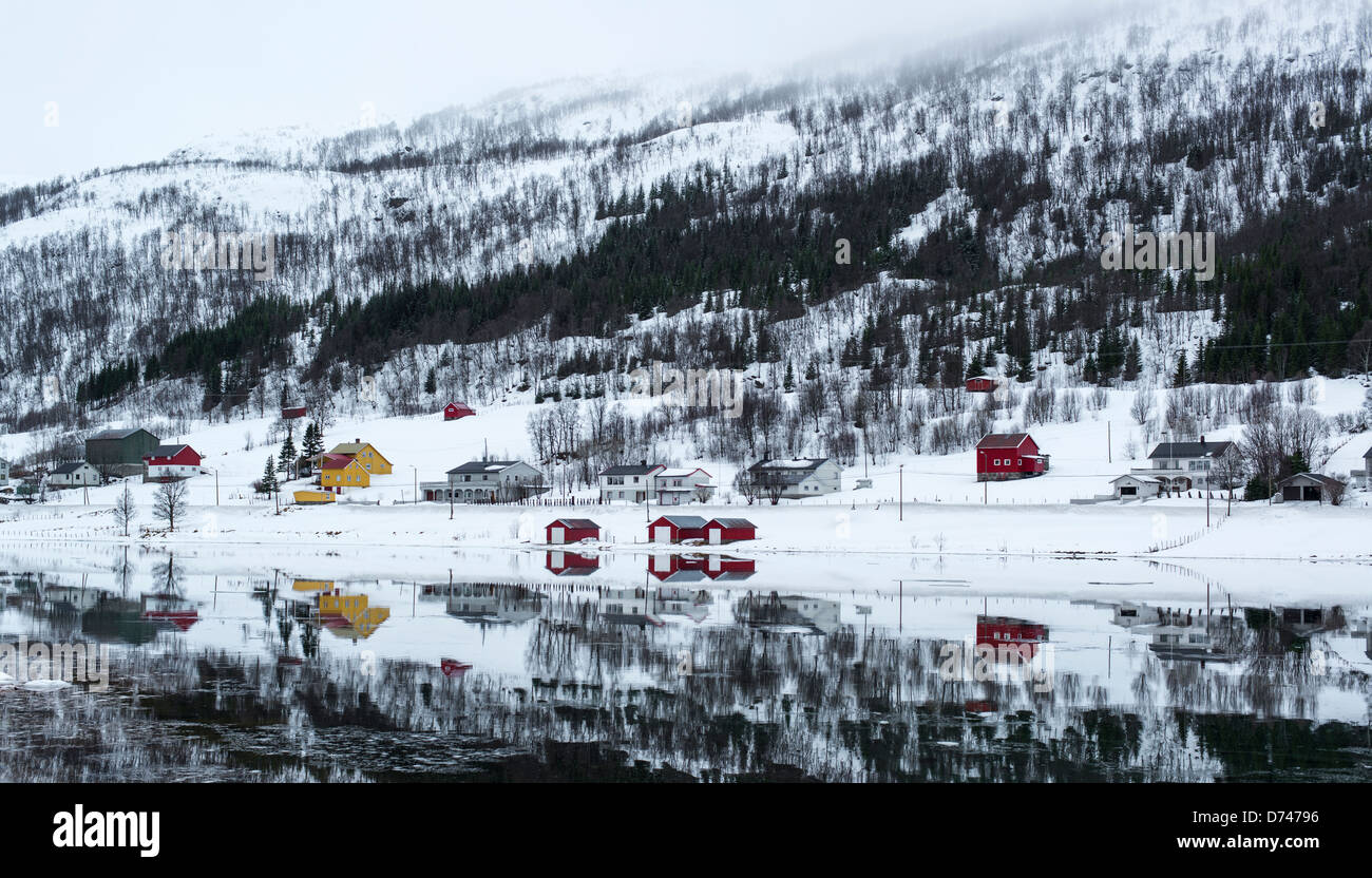 Riflessioni di case in perfettamente ancora acqua di una baia in Norvegia Foto Stock