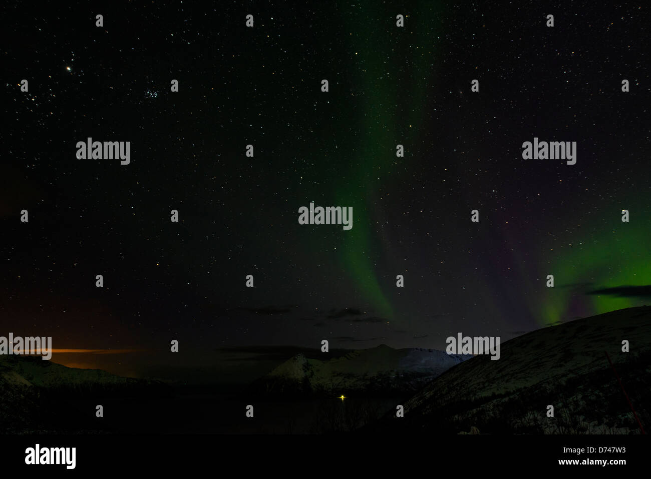 Northern Lights ballare sulle colline in Norvegia Foto Stock