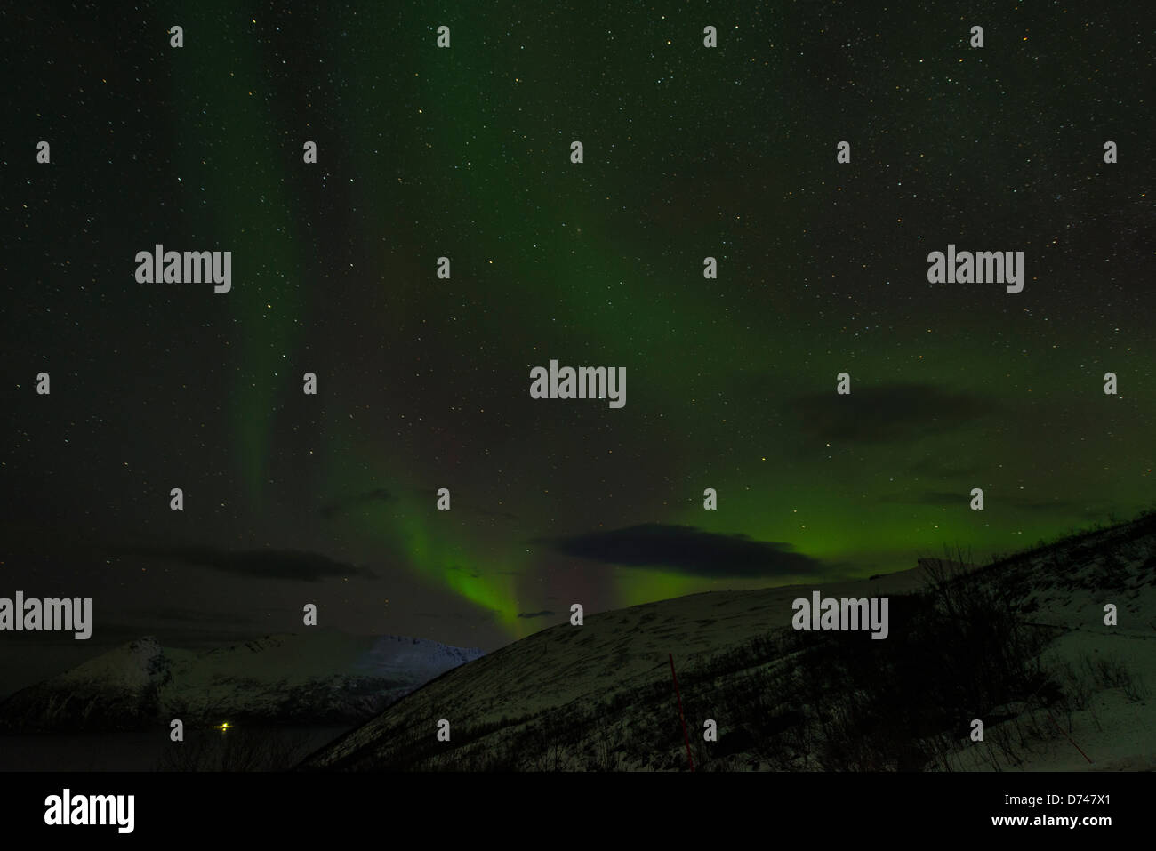 Northern Lights ballare sulle colline in Norvegia Foto Stock