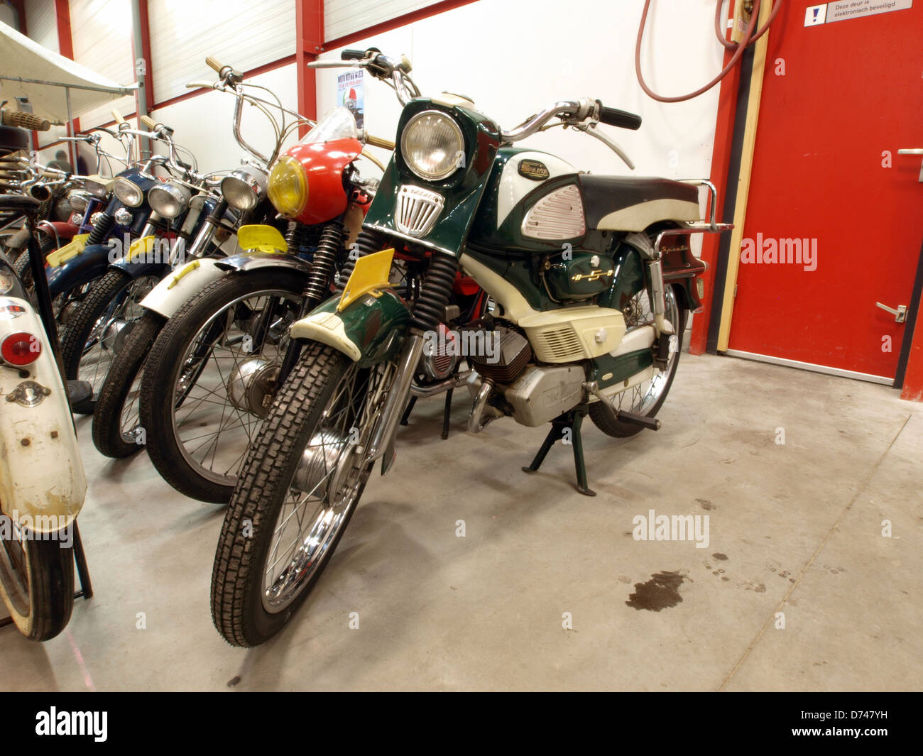 Questa fotografia di Sparta, in Grecia, mostra le rovine e i monumenti storici dell'antica città. L'immagine mette in evidenza i resti architettonici e il ricco patrimonio culturale della civiltà greca classica. Foto Stock