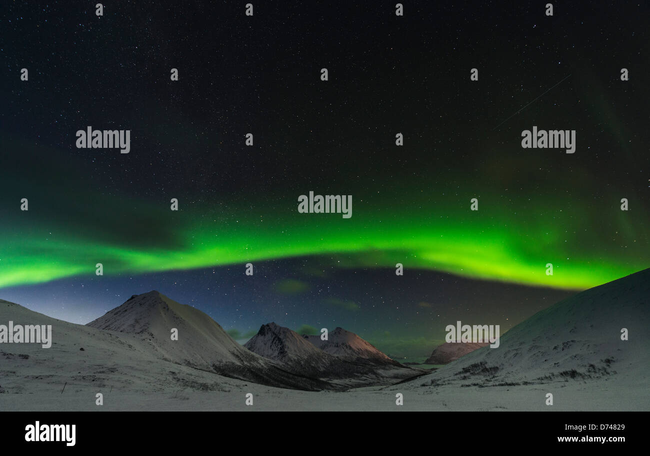Northern Lights ballare sulle colline in Norvegia Foto Stock