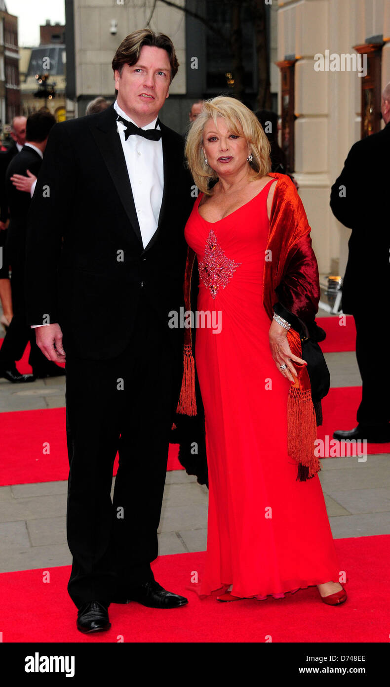 Londra, Regno Unito. Il 28 aprile 2013. Elaine Paige assiste Olivier Awards 2013 presso la Royal Opera House Covent Garden di Londra. Credito: Peter Phillips/Alamy Live News Foto Stock