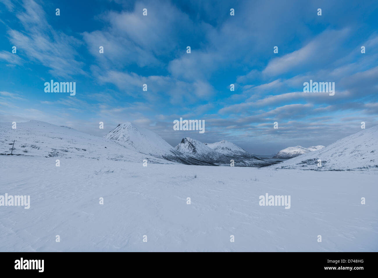 Montagna innevata gamma in Rekvik, Norvegia Foto Stock