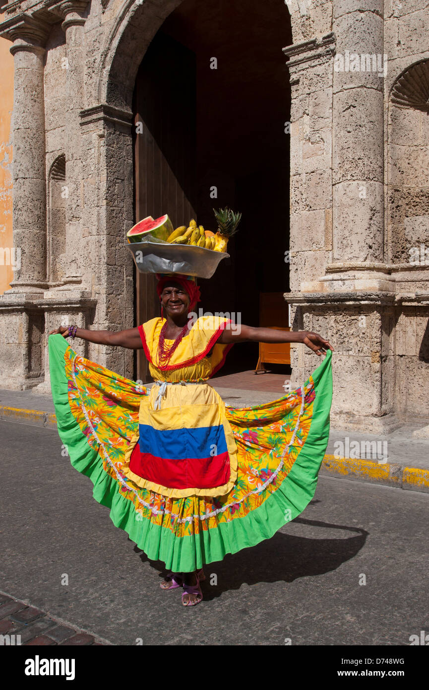 Frutti di donna in costume coloniale di fronte a Santo Domingo Convento su Plaza de Santo Domingo a Cartagena Colombia città murata Unesco Foto Stock