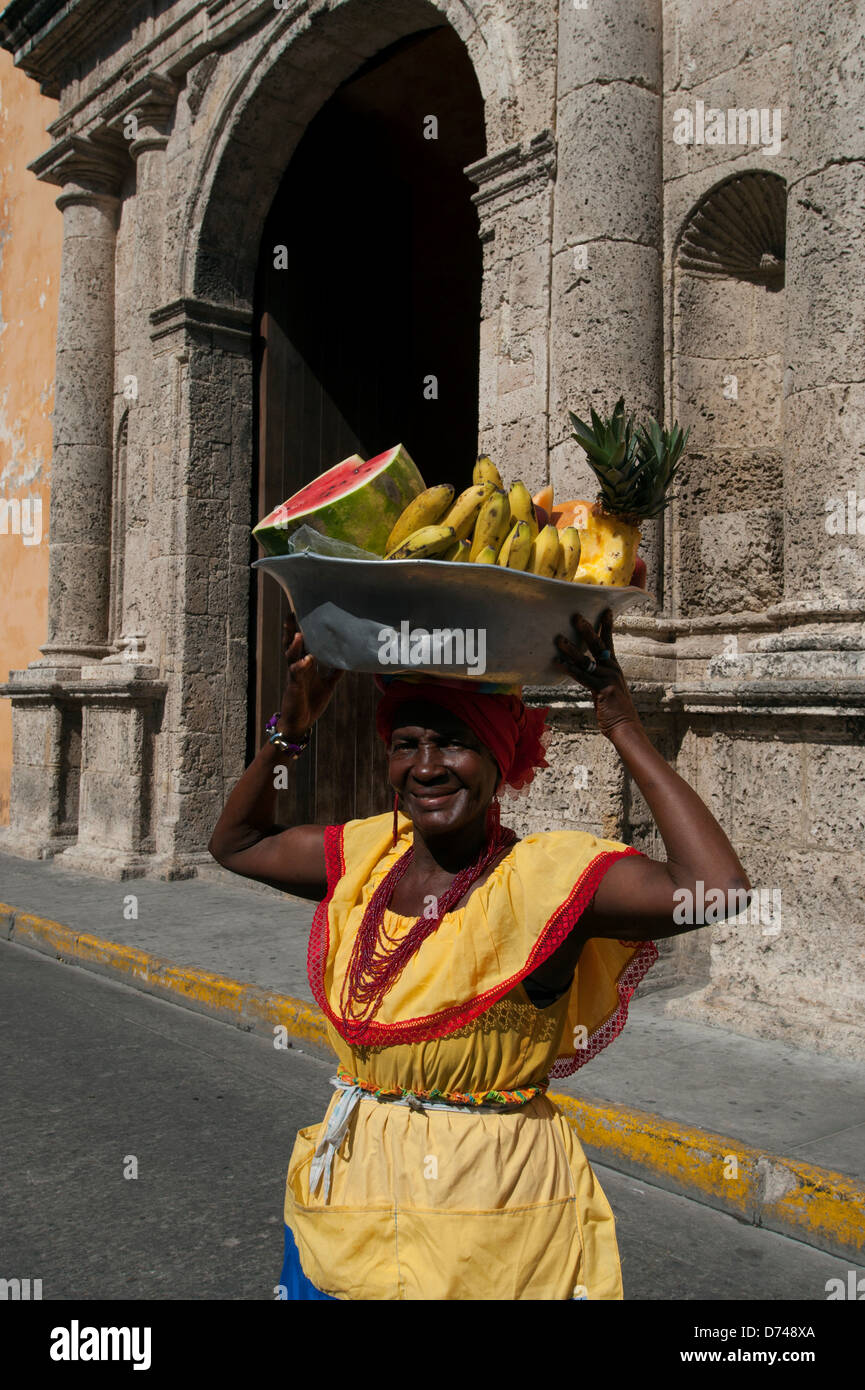 Frutti di donna in costume coloniale di fronte a Santo Domingo Convento su Plaza de Santo Domingo a Cartagena Colombia città murata Unesco Foto Stock