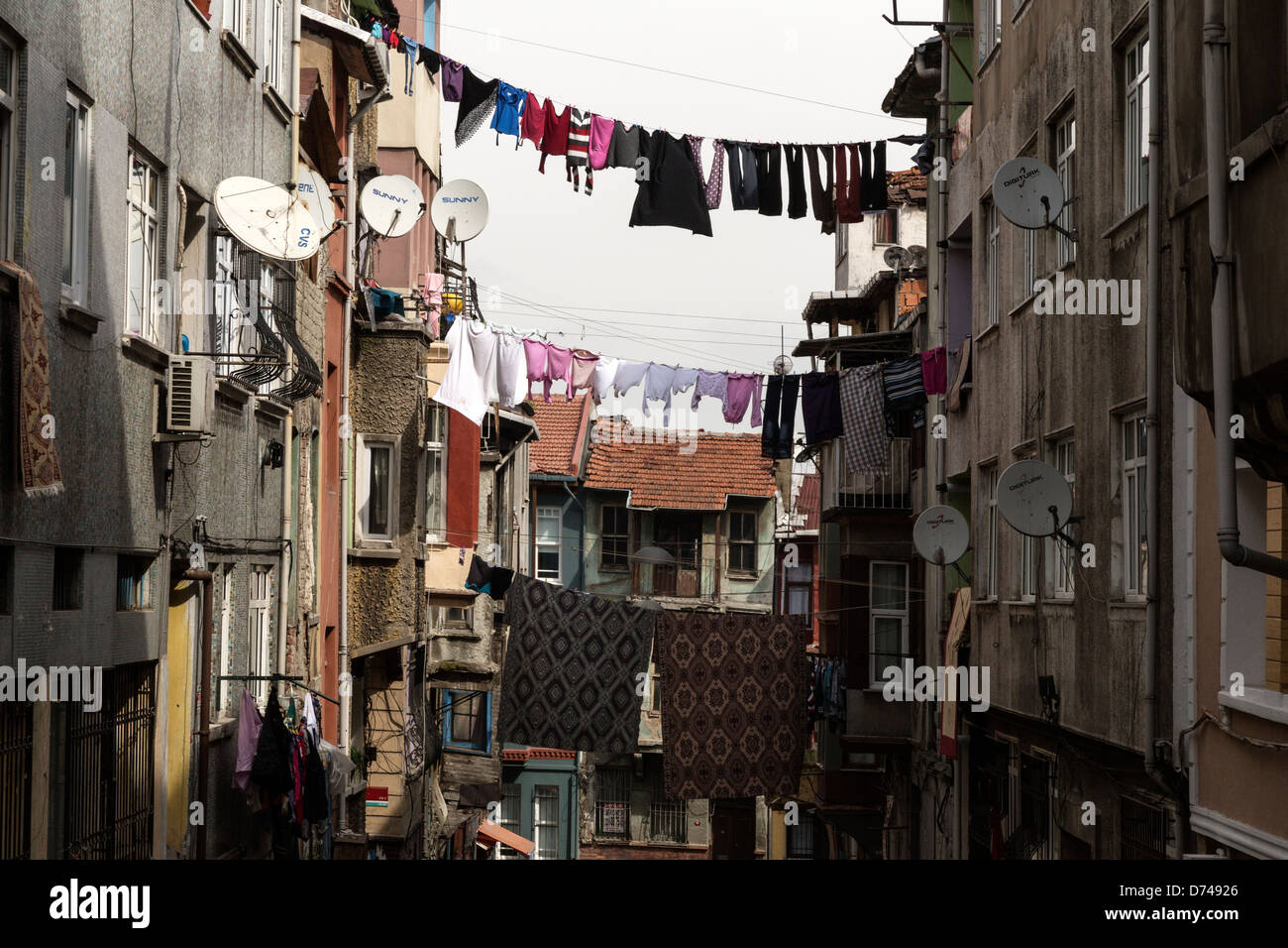 Appena lavato i vestiti appesi tra gli edifici a secco nel quartiere Fener, Istanbul, Turchia. Foto Stock