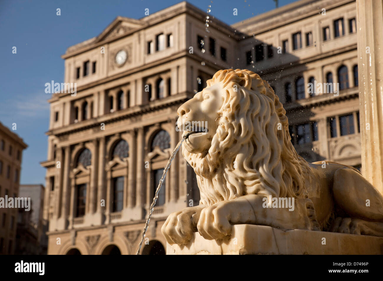 Lonja del Comercio in Havanna, Kuba, Karibik | leone in marmo della fontana Fuente de Los Leones e Havana Stock Exchange / Lonj Foto Stock